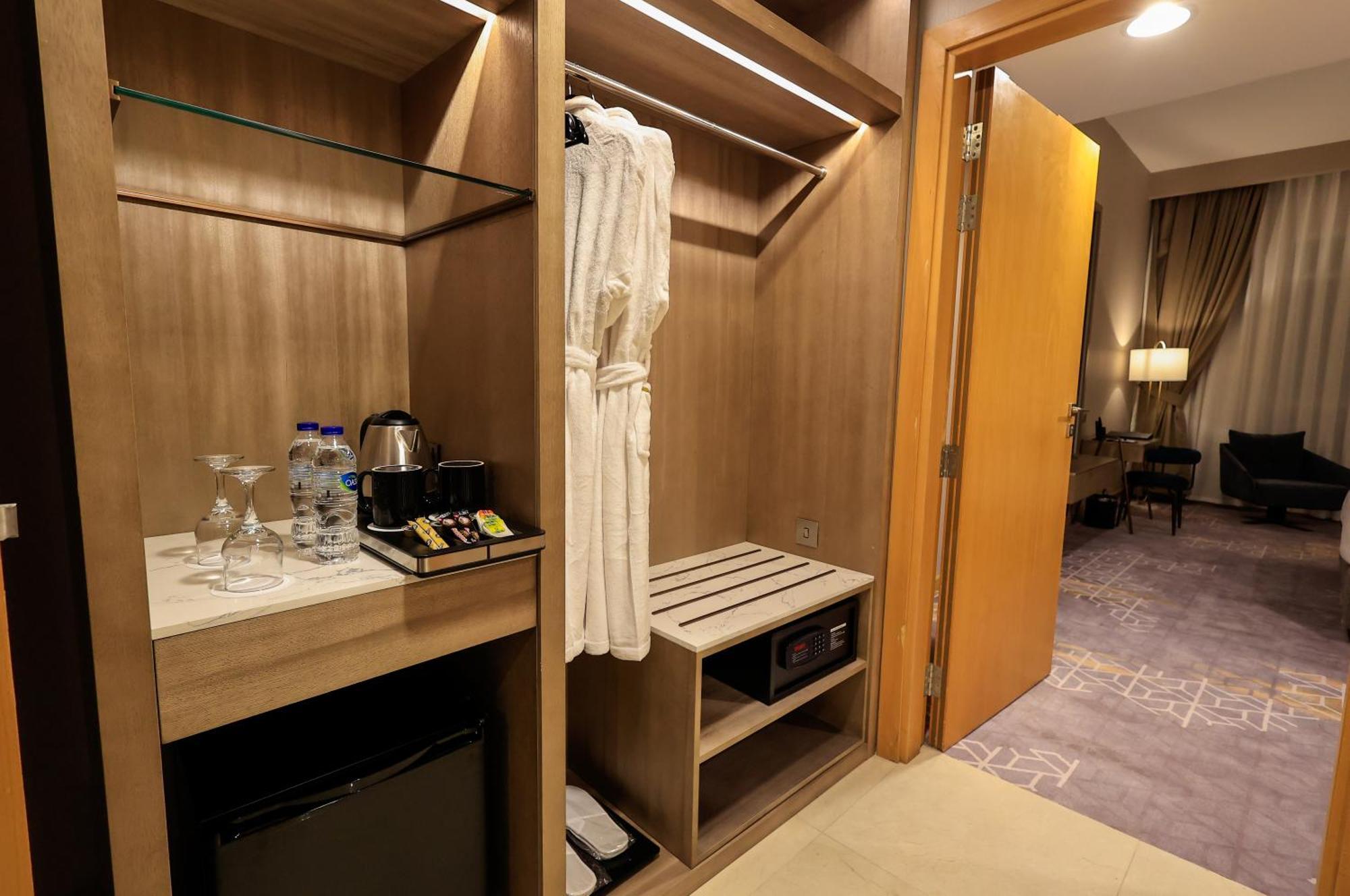 Best Western Premier M Four Hotel Дубай Екстериор снимка